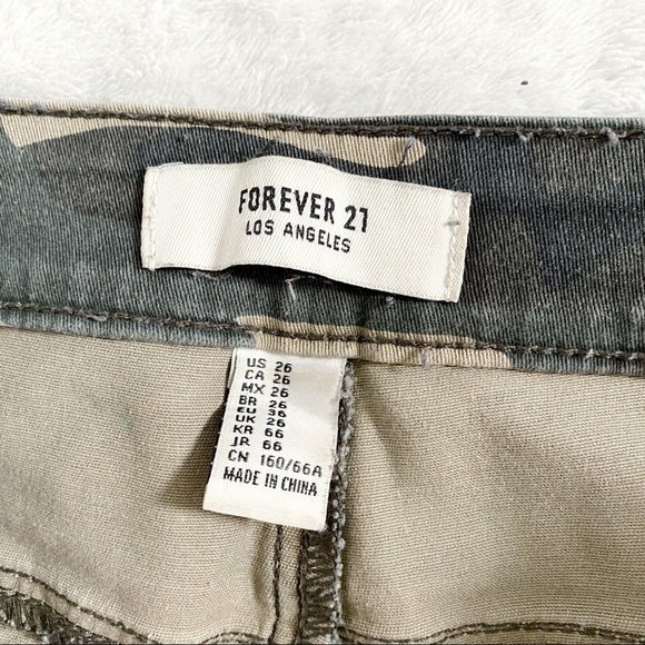 Forever 21 green camo distressed knee skinny jeans - Picture 4 of 4